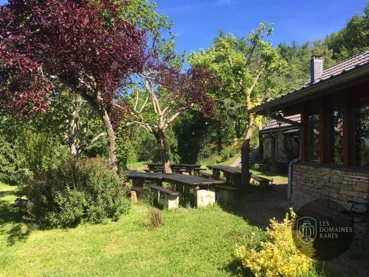 Vue extérieure du gîte La Bernadole en Occitanie