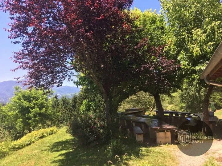 Vue extérieure du gîte La Bernadole en Occitanie