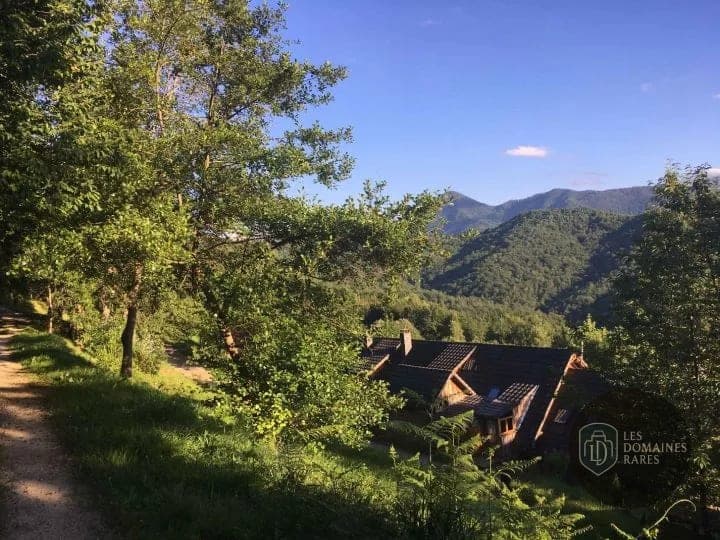 Vue extérieure du gîte La Bernadole en Occitanie