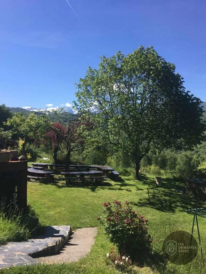 Vue extérieure du gîte La Bernadole en Occitanie
