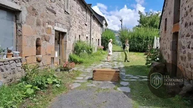 Vue extérieure du lieu La Boudio à Lavigerie en Auvergne-Rhône-Alpes