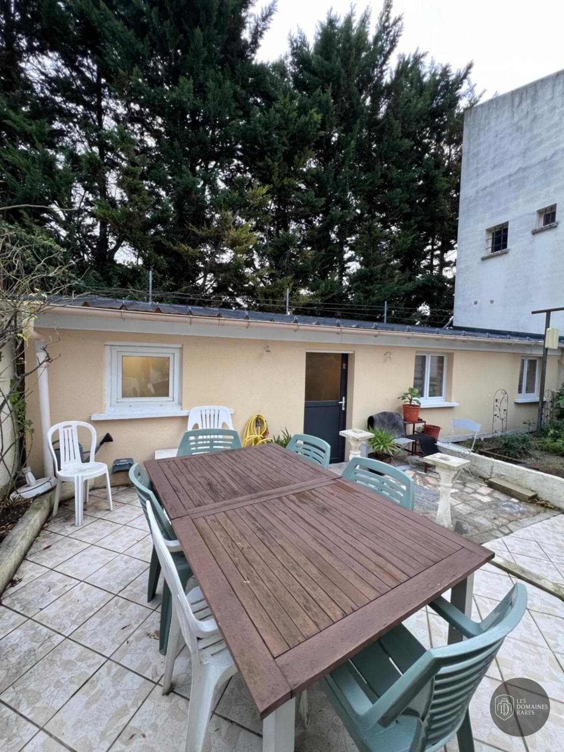 Vue extérieure du lieu La Cabane Coworking à Mans en Pays de la Loire