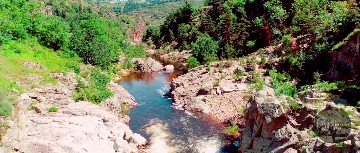 Vue extérieure du lieu La Cabourne en Auvergne-Rhône-Alpes