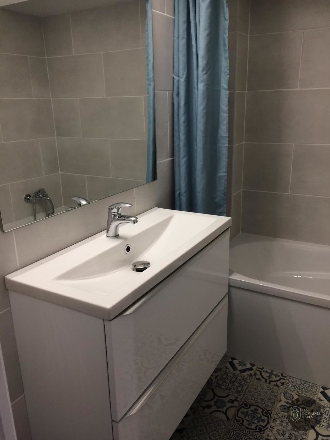 Salle de bain du domaine La Caravelle en Occitanie