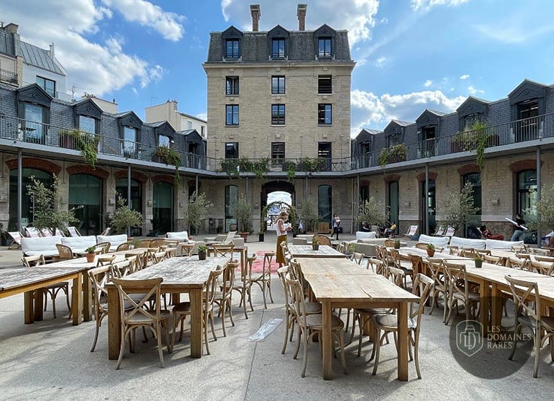 Cour intérieure avec tables et chaises