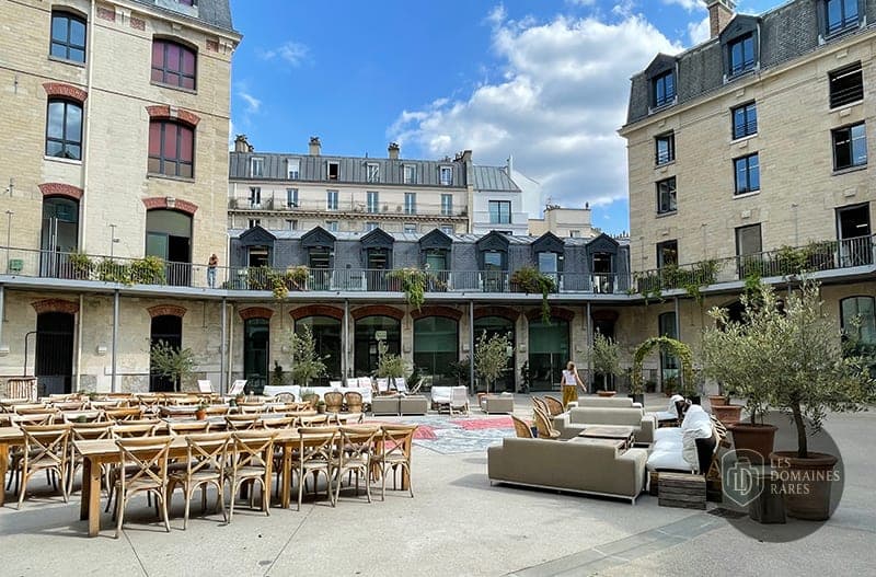 Cour intérieure avec mobilier de jardin