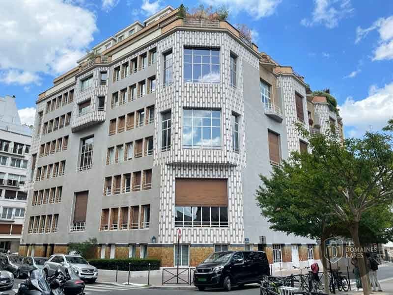 Façade d'un bâtiment avec voitures garées