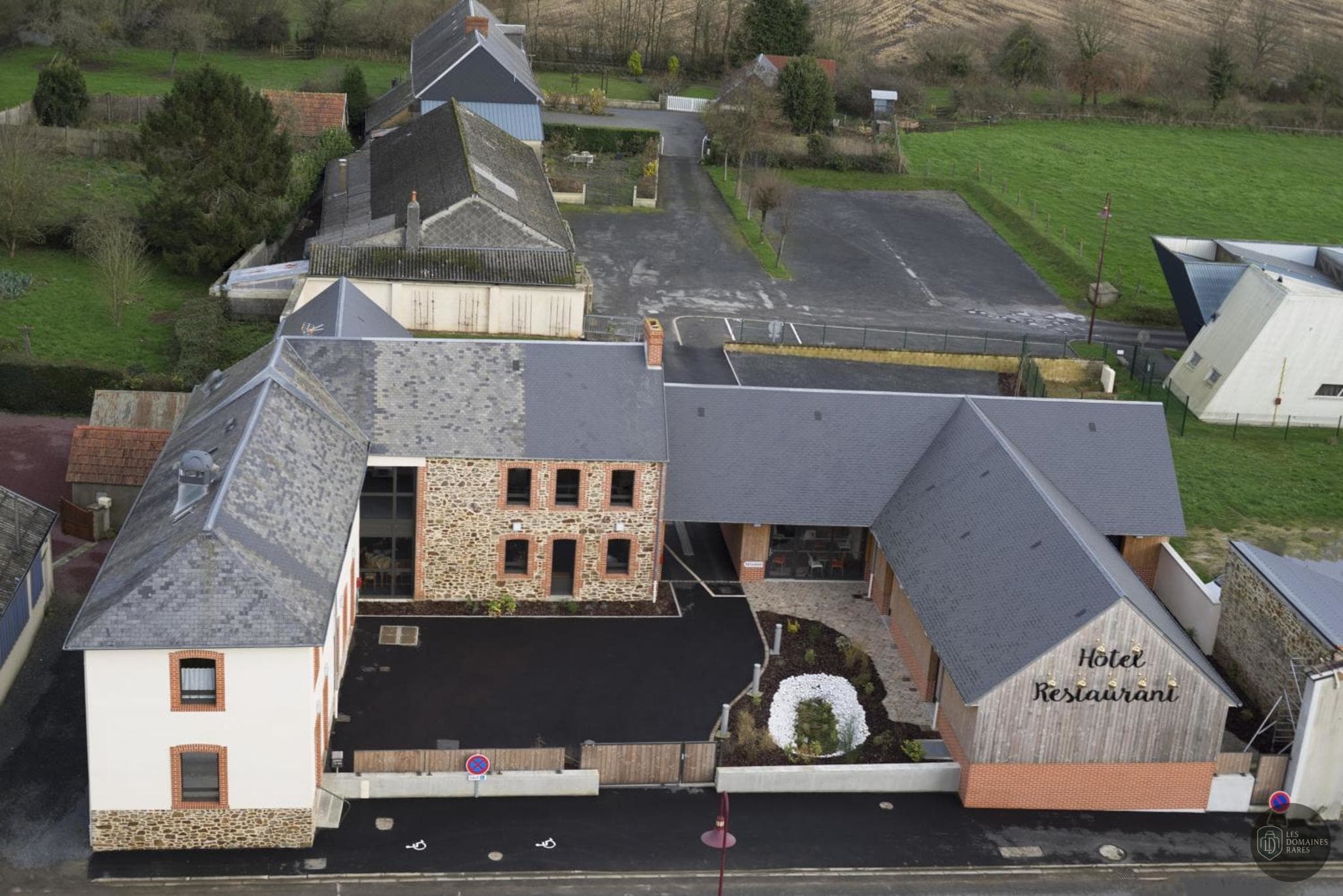 Vue extérieure du lieu La Cocotte Gourmande à Carantilly en Normandie