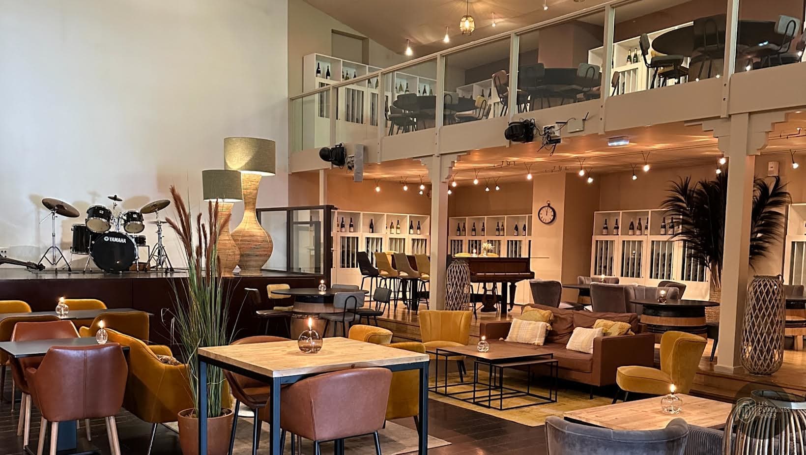 Restaurant avec tables, piano et batterie