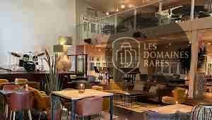 Restaurant avec tables, piano et batterie