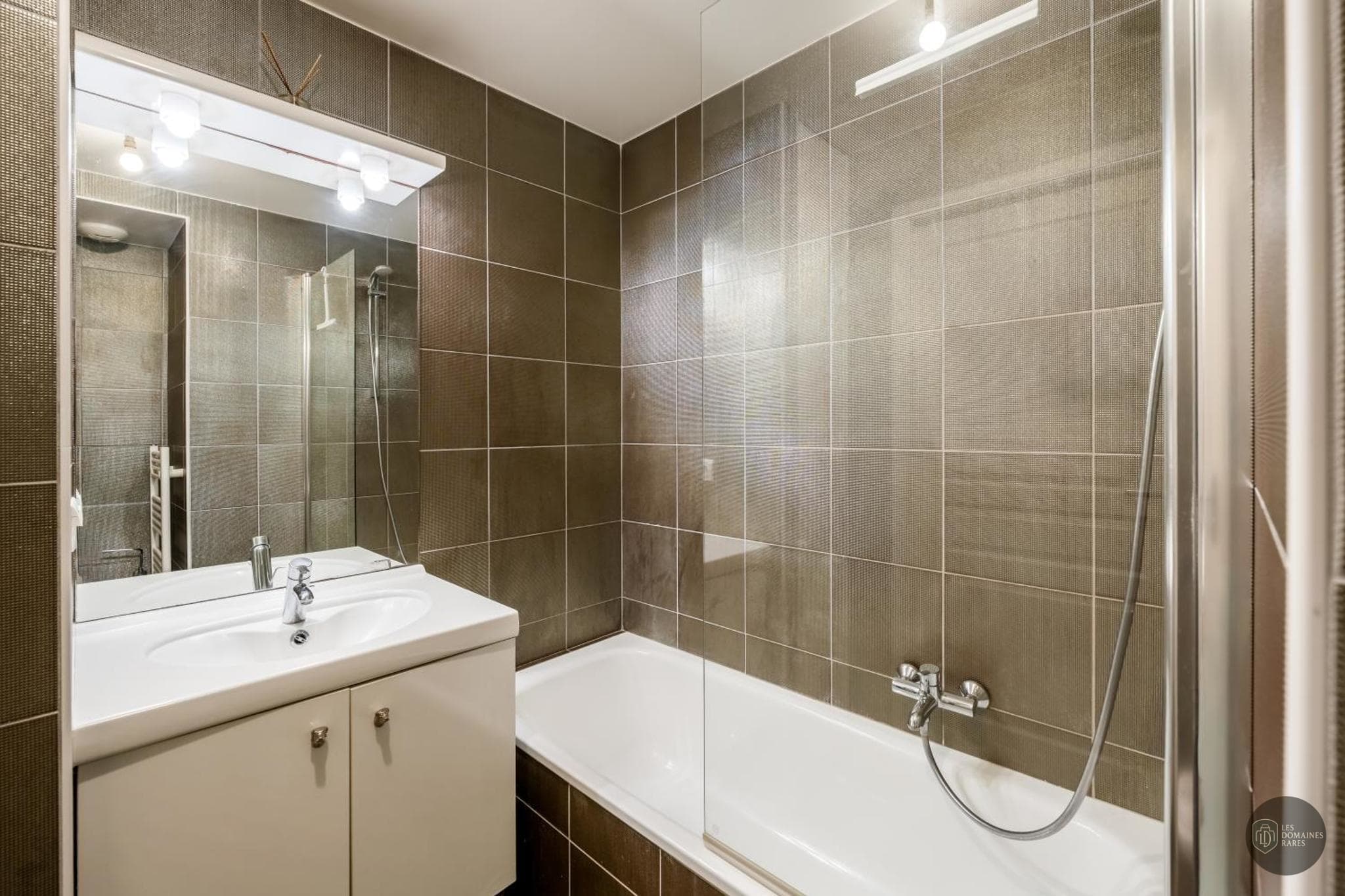 Salle de bain de l'hôtel La Coupole à Paris en Île-de-France