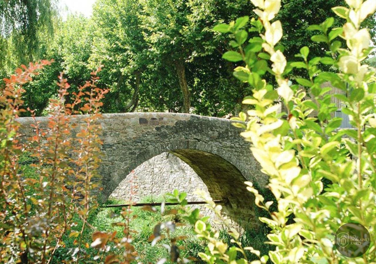 Vue extérieure du lieu La Demeure du Pont à La en Bretagne