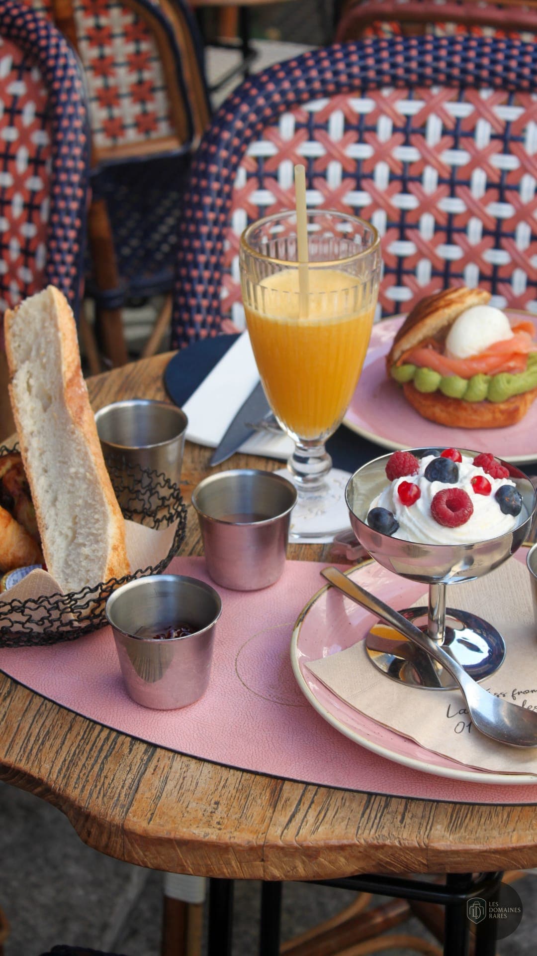 Brunch: viennoiseries, jus d'orange, et dessert