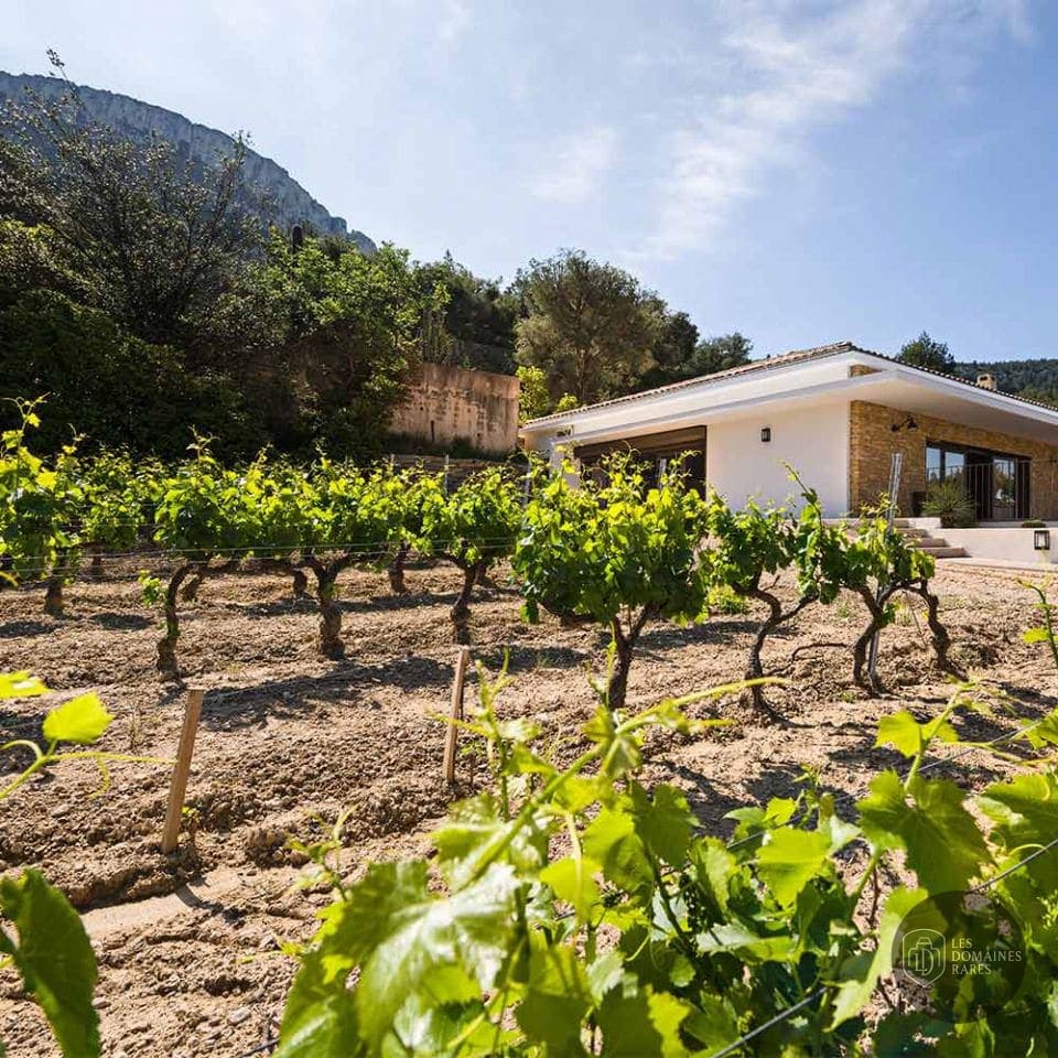 Vue extérieure du château La Dona Tigana en Provence-Alpes-Côte d'Azur