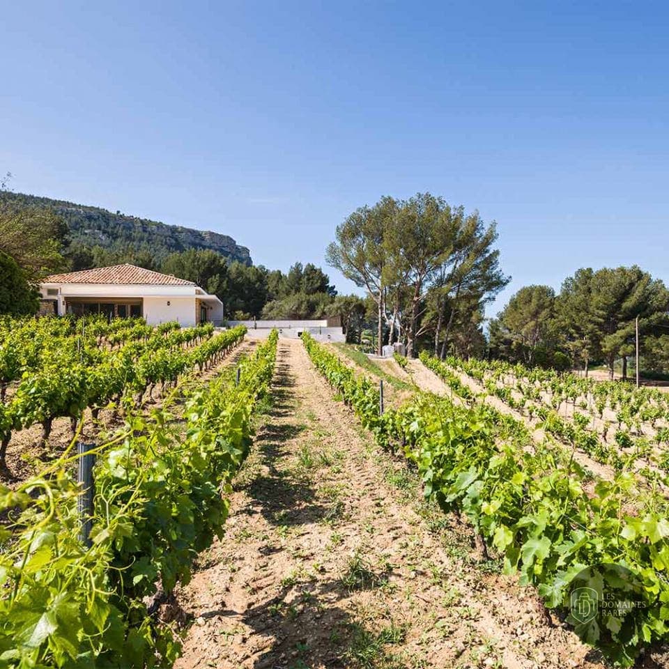 Vue extérieure du château La Dona Tigana en Provence-Alpes-Côte d'Azur