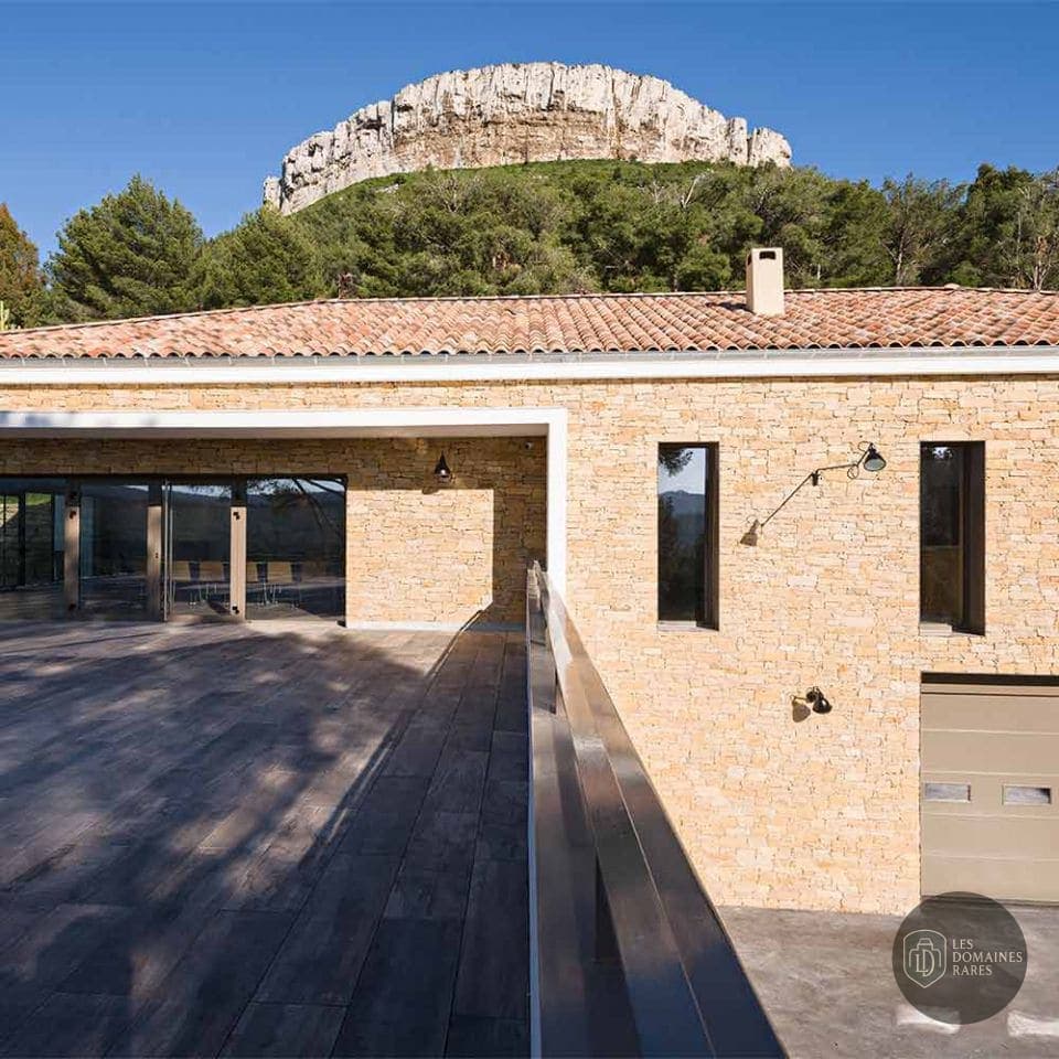 Vue extérieure du château La Dona Tigana en Provence-Alpes-Côte d'Azur