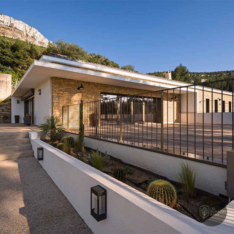 Vue extérieure du château La Dona Tigana en Provence-Alpes-Côte d'Azur