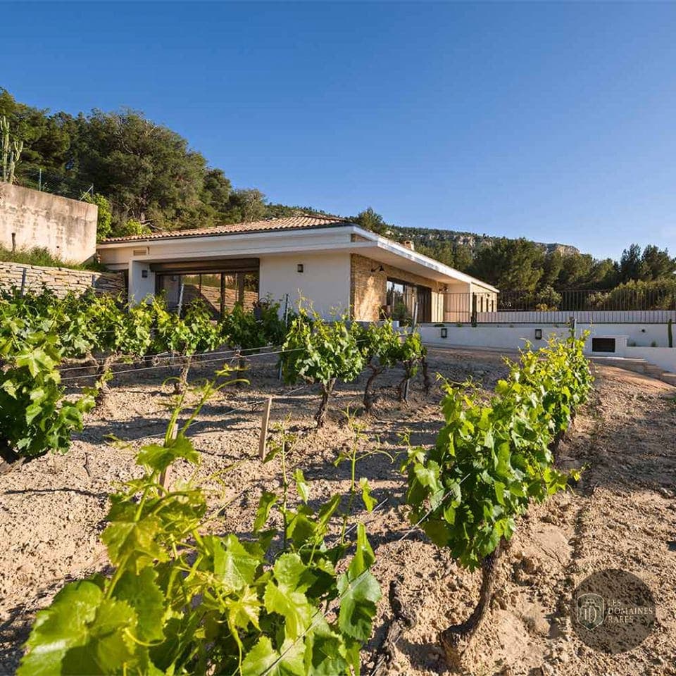 Vue extérieure du château La Dona Tigana en Provence-Alpes-Côte d'Azur