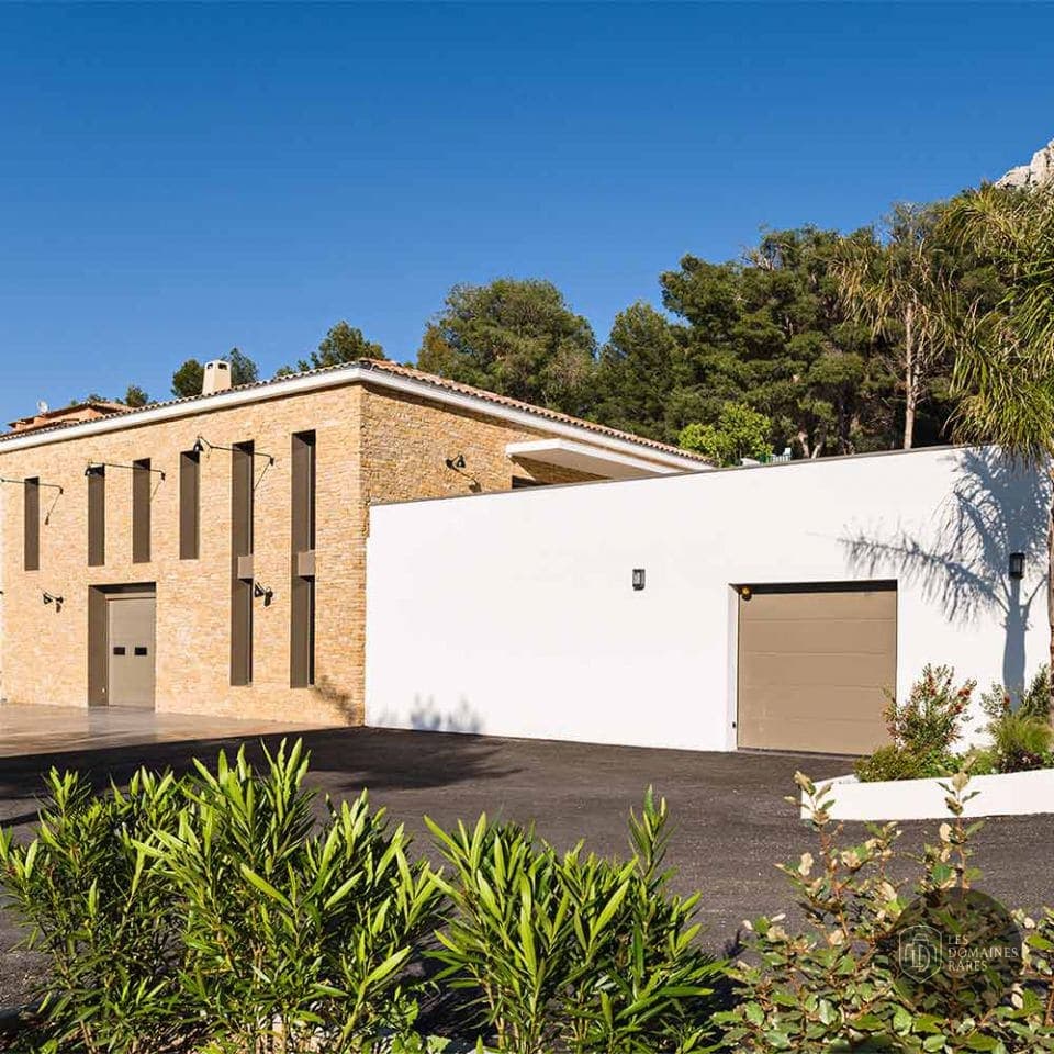 Vue extérieure du château La Dona Tigana en Provence-Alpes-Côte d'Azur