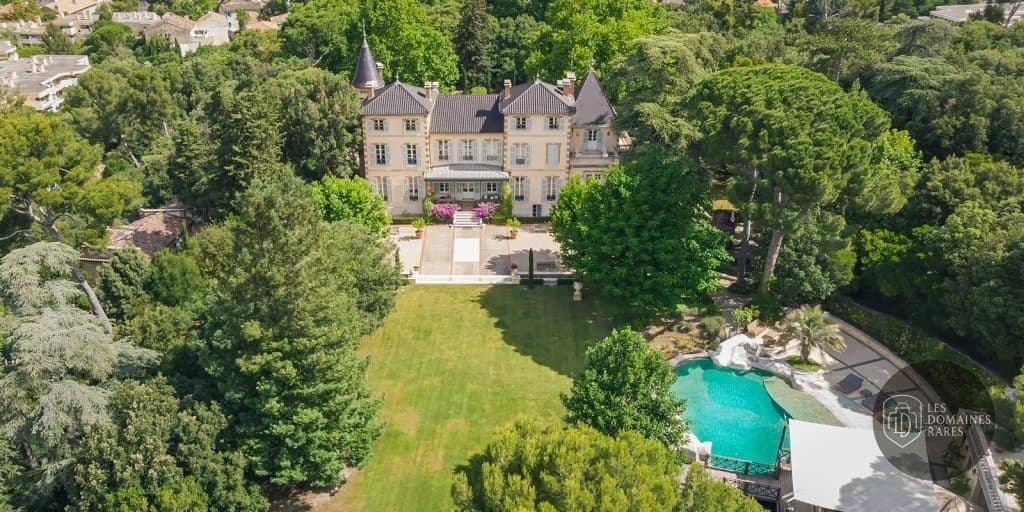 Vue aérienne de la ferme et piscine