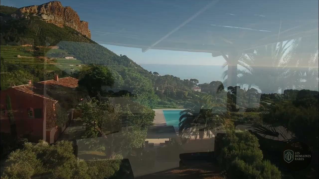 Domaine avec piscine et vue montagne