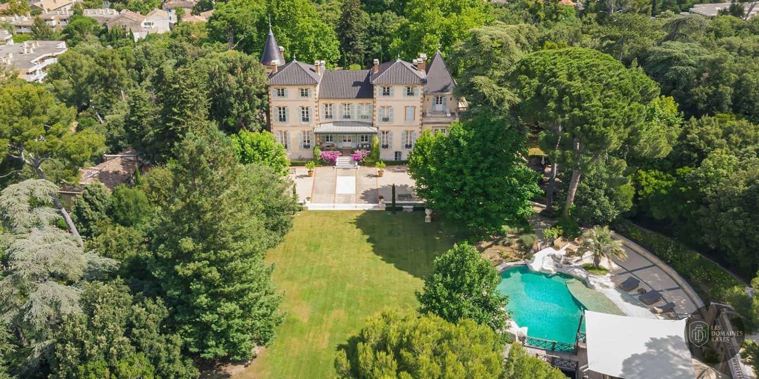 Vue aérienne du domaine et piscine
