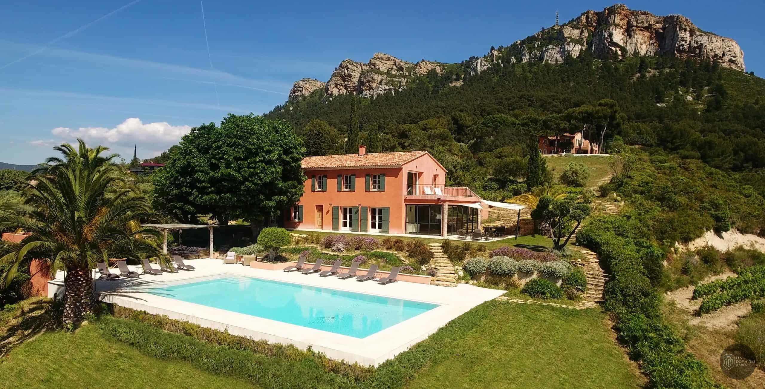 Vue aérienne du mas et piscine