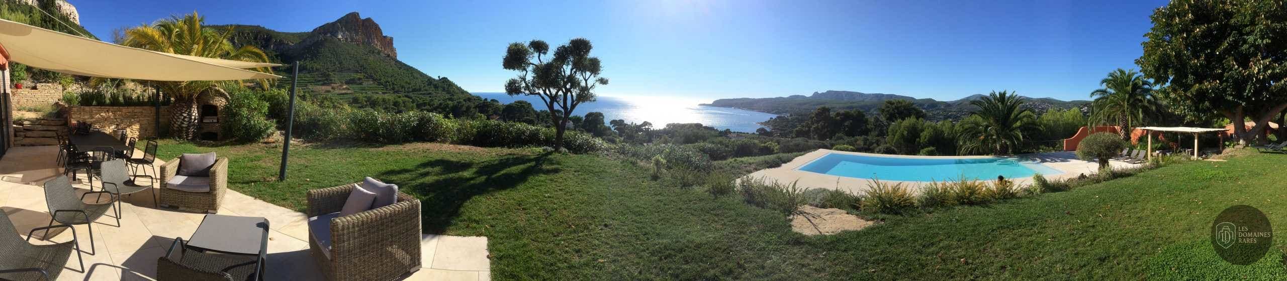 Vue panoramique sur la piscine et la mer