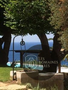 Puit dans le jardin avec vue mer
