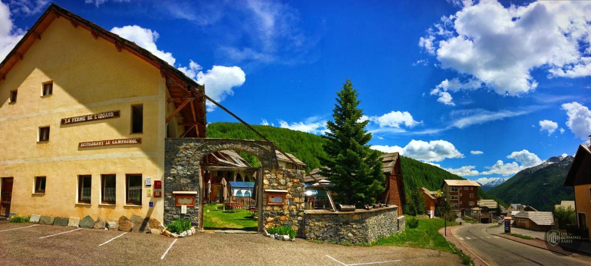 Vue extérieure de l'hôtel La Ferme de L'Izoard à Arvieux en Provence-Alpes-Côte d'Azur