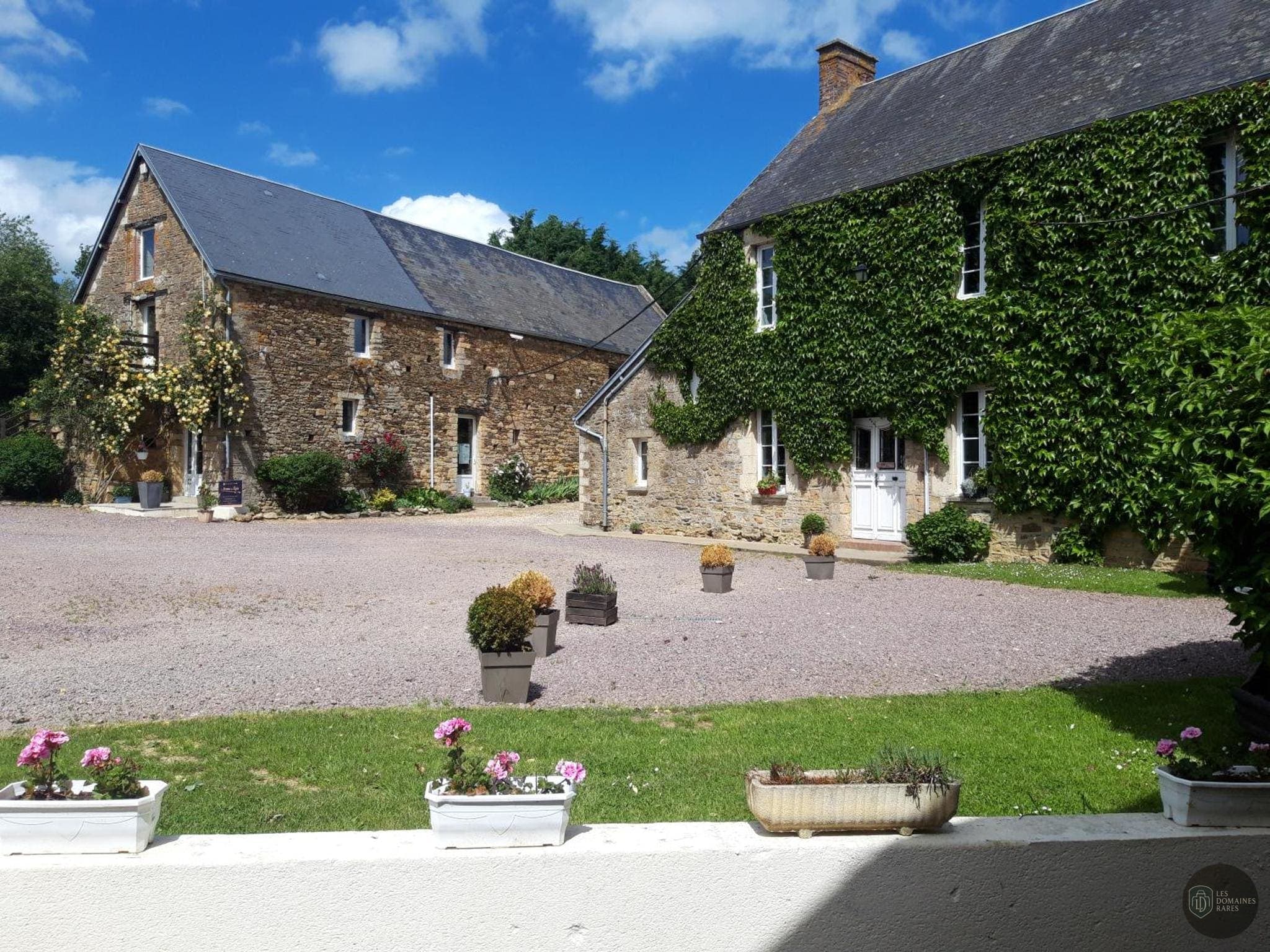 Vue extérieure de l'hôtel La Ferme des Epis à Ouffières en Normandie