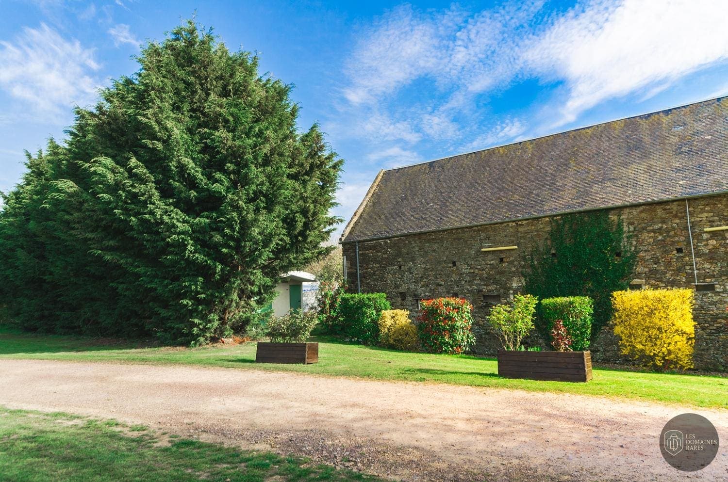 Vue extérieure de l'hôtel La Ferme des Epis à Ouffières en Normandie