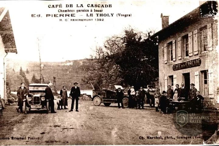 Vue extérieure du moulin La Grande Cascade à Paris en Île-de-France