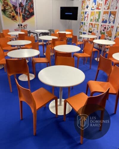Salle de réunion avec tables rondes
