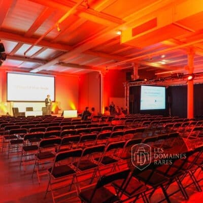 Salle de conférence avec écran et scène