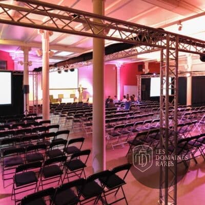Salle de conférence avec chaises