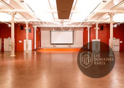 Salle Poincaré vide avec écran