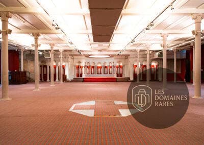 Salle Boissière vide avec colonnes