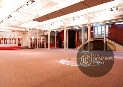 Salle Boissière vide, escalier apparent