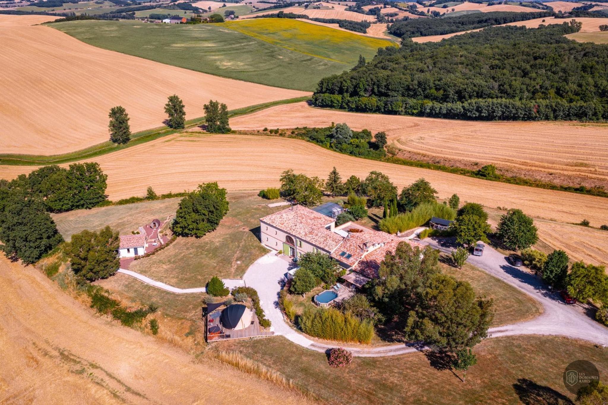 Vue extérieure du gîte La Grande Oasis à Grazac en Occitanie