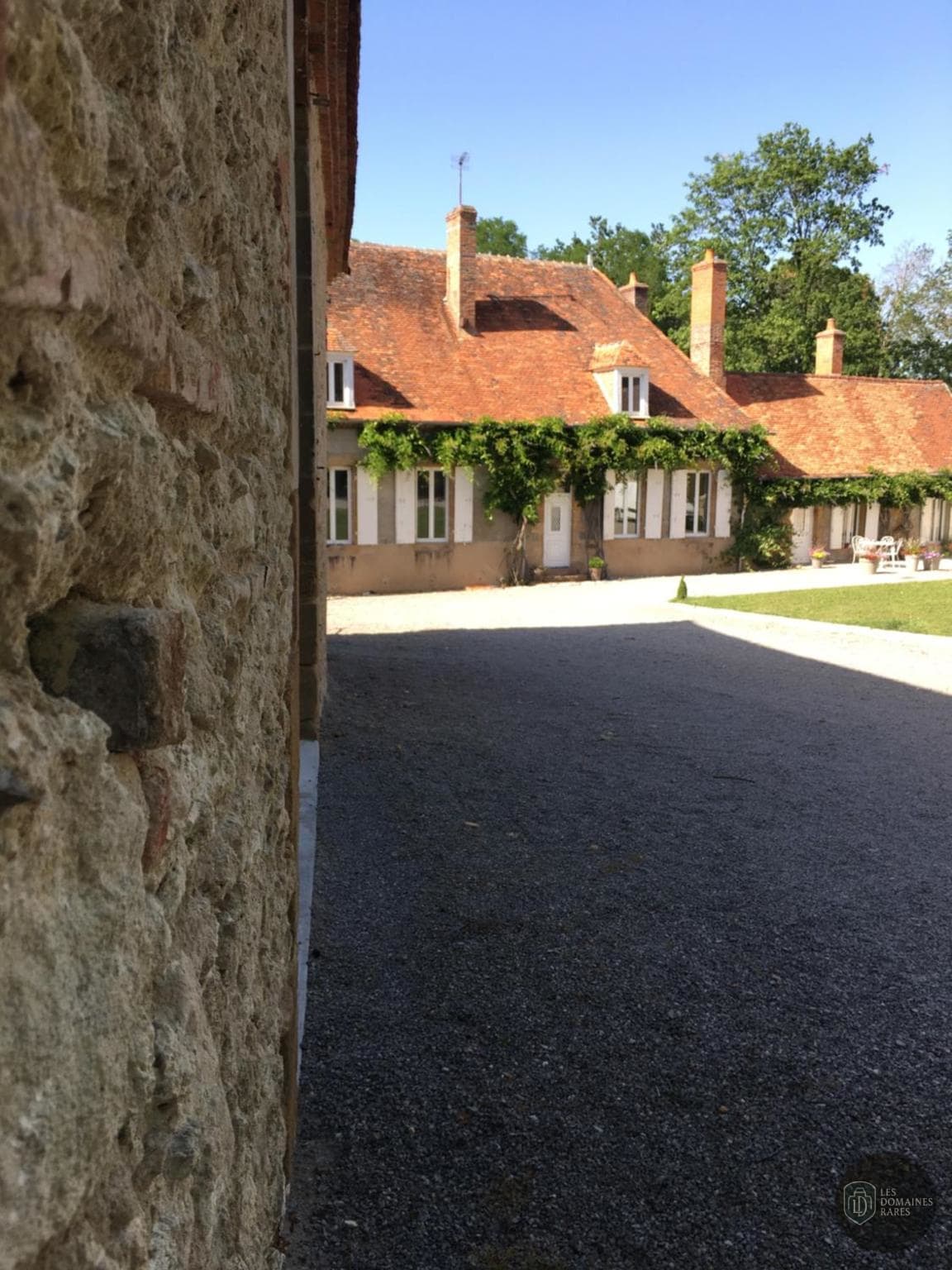 Vue extérieure du domaine La Grange de l'Ecuyer à Chemilly en Auvergne-Rhône-Alpes