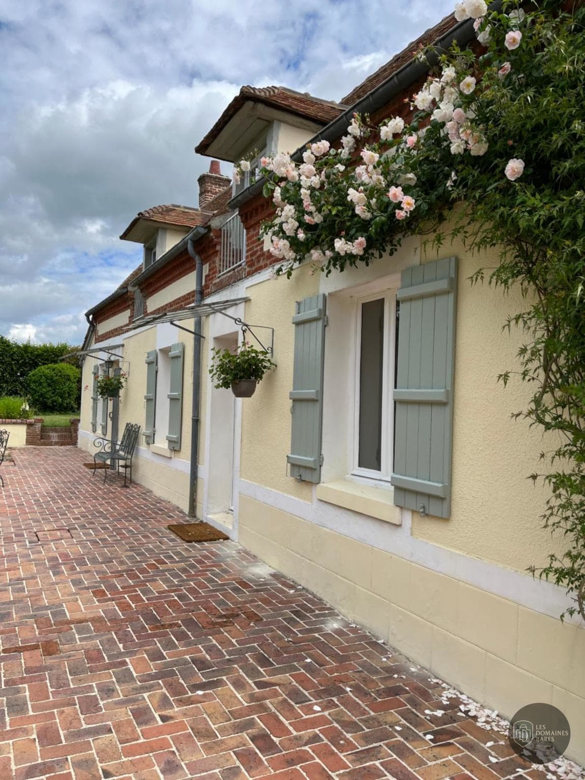 Vue extérieure de l'hôtel La Guitoune en Nouvelle-Aquitaine