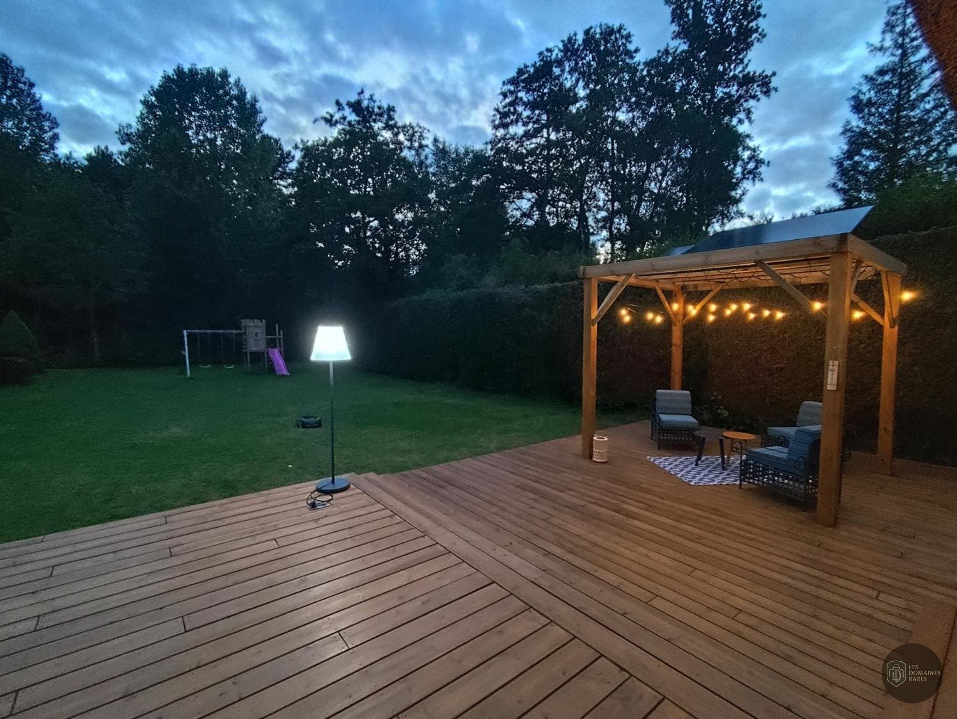 Vue extérieure de l'hôtel La Huchette à Replonges en Auvergne-Rhône-Alpes