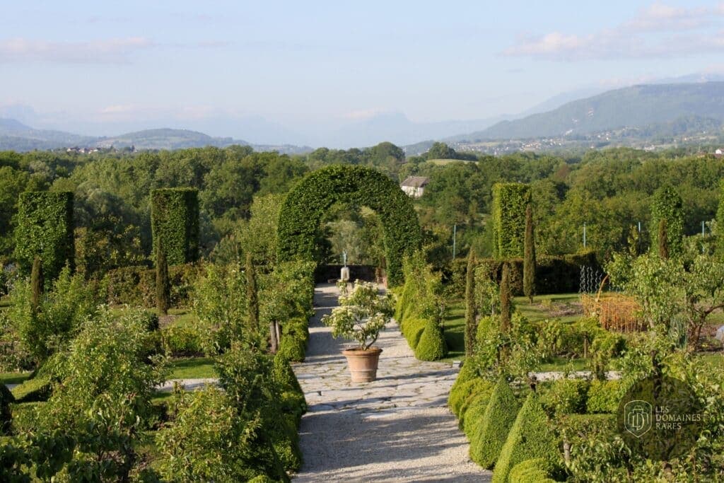 Vue extérieure du château La Médicée en Auvergne-Rhône-Alpes