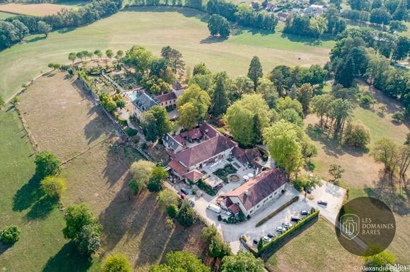 Vue extérieure du château La Médicée en Auvergne-Rhône-Alpes