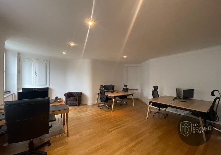 Salle de réunion avec bureaux individuels