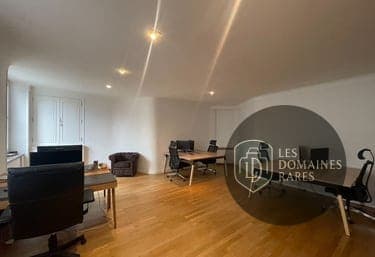 Salle de réunion avec bureaux individuels