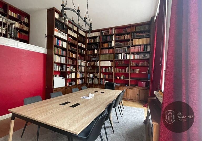 Salle de réunion avec bibliothèque