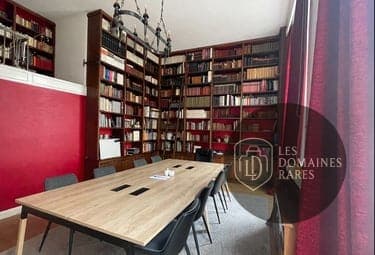 Salle de réunion avec bibliothèque
