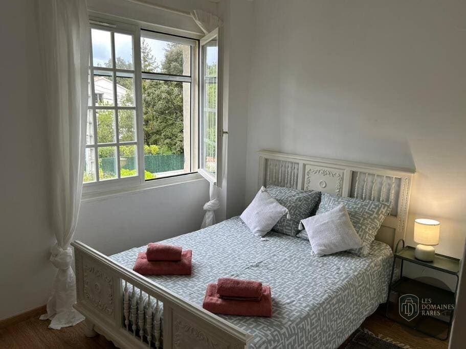 Vue extérieure de l'hôtel La Maison Bleue à Artas en Auvergne-Rhône-Alpes